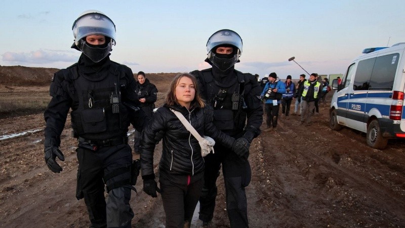 Thunberg participó en una protesta junto a un grupo de hasta 70 activistas.