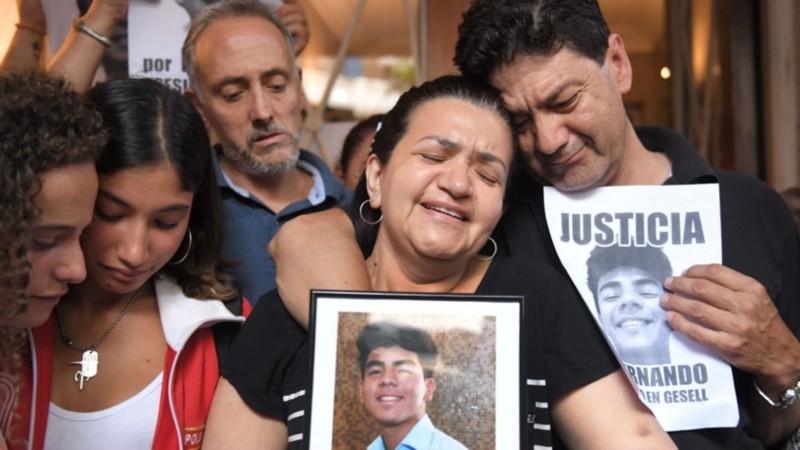 Los padres de Fernando piden justicia por su hijo.