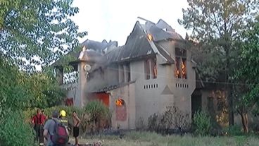 Por la madera en el interior, las llamas invadieron todo el inmueble rápidamente.