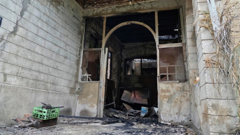 La vivienda quedó muy deteriorada por el fuego. 