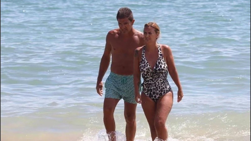 Una de las fotos de Amalia Granata y su pareja en Punta del Este.