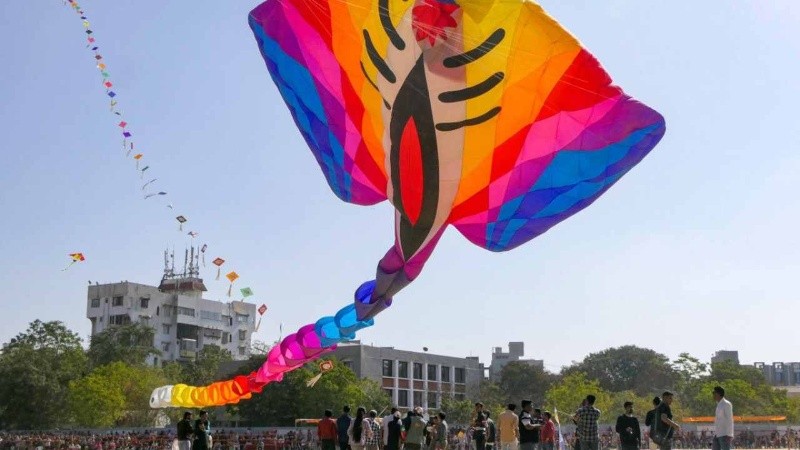 Las cuerdas de las cometas usadas en el festival a menudo están recubiertas con polvo de vidrio o metal.