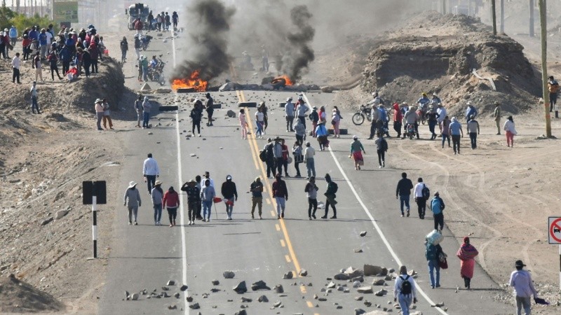 Las protestas con bloqueos de rutas comenzaron en pasado tras la detención del presidente Castillo.