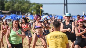 El río y sus playas, la actividad cultural y para las infancias; parte de los atractivos de la ciudad.