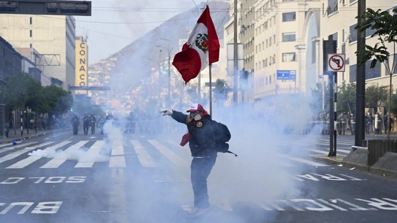 Los manifestantes avanzaron por las calles de Lima.