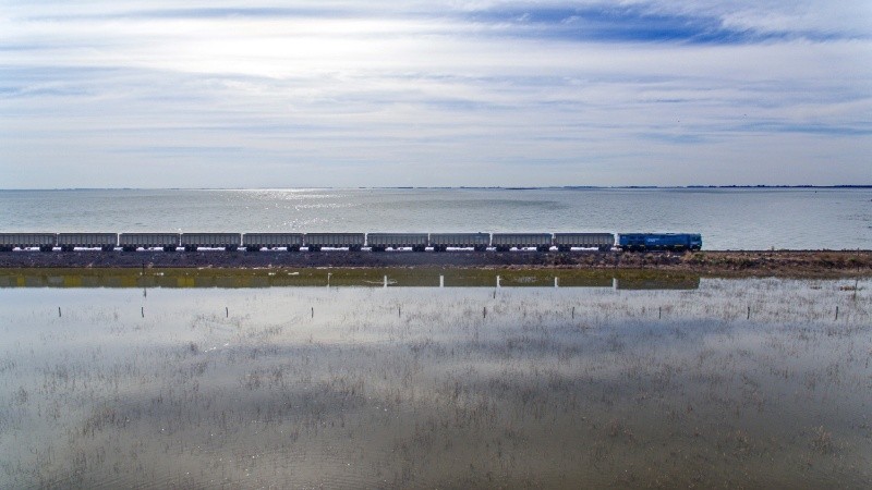 Los trenes de carga vienen aumentando el volúmen transportado, pero siguen muy por detrás de los camiones.