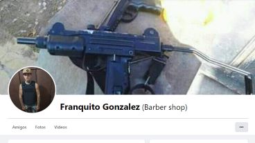Foto de perfil con chaleco balístico y armas de imagen de portada de su cuenta de Facebook.