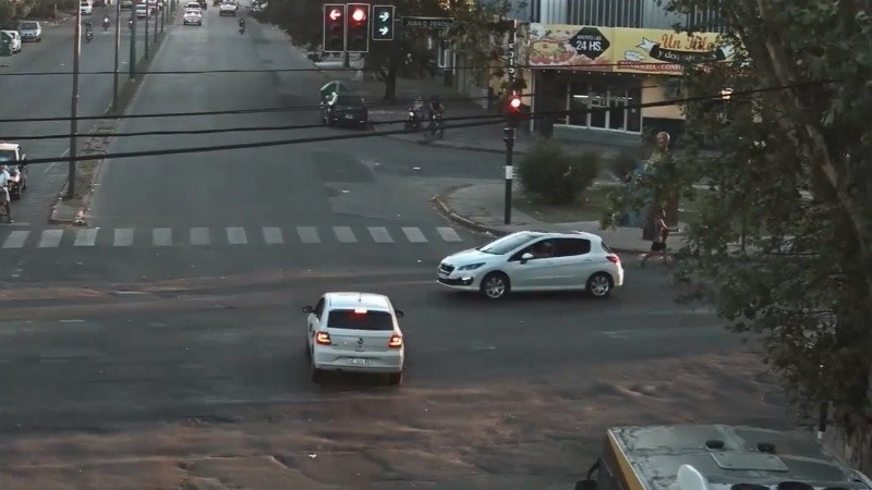 Un auto cruza en rojo en Avellaneda y Presidente Perón.