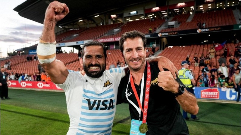 Los Pumas 7s festejan la medalla de oro en Nueva Zelanda.