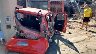 El auto terminó impactando contra el frente de la vivienda.