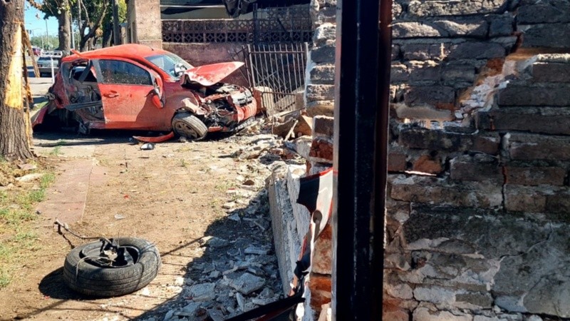 El auto terminó impactando contra el frente de la vivienda.
