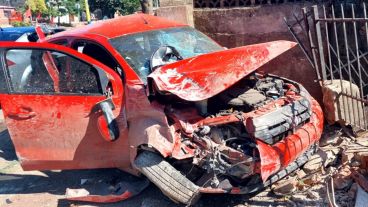El auto terminó impactando contra el frente de la vivienda.