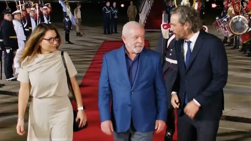 El mandatario llegó el domingo con su esposa Janja; los recibió el ministro Cafiero.