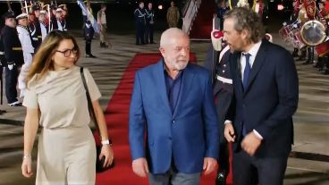 El mandatario llegó el domingo con su esposa Janja; los recibió el ministro Cafiero.