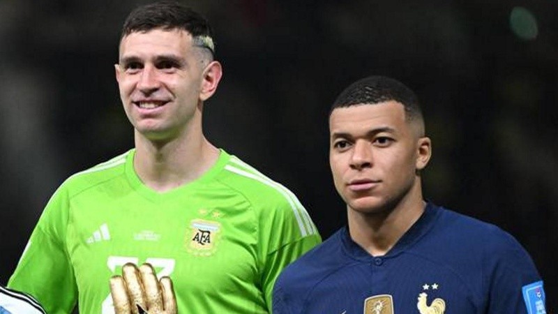 El delantero del PSG hizo el mismo gesto que Dibu con el Guante de Oro.