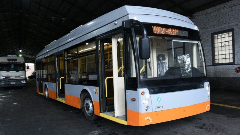 Una unidad del trolebús Trolza Megápolis al momento de llegar a Rosario.