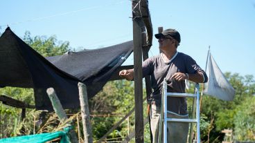 Si no es la seca son las tormentas: Fabián repara el techo de su parcela.