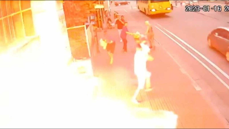 El momento del ataque incendiario del lunes de la semana pasada en Corrientes al 400.