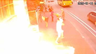 El momento del ataque incendiario del lunes de la semana pasada en Corrientes al 400.