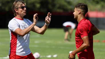 Gabriel Heinze habla con Ramiro Sordo, uno de los extremos que serían titulares en el debut ante Platense.