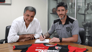 El capitán leproso posó con el presidente Astore en el momento de la firma.