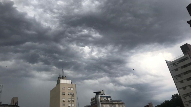 La tormenta en el cielo rosarino este martes por la tarde.