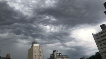 La tormenta en el cielo rosarino este martes por la tarde.