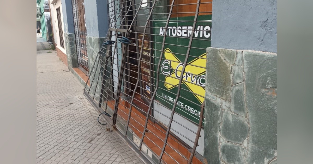 Le robaron de todo en su autoservicio y un vecino herrero le ofreció