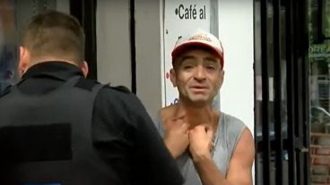 Carlos contó que para cuidar coches debe pagarle a dos hombres que lo extorsionan.