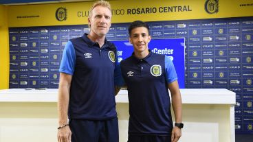 Lusenhoff y Rodríguez posan para las cámaras luego de la presentación de este miércoles en Arroyo Seco.