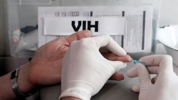 Todo el proceso lleva 20 minutos y es la única manera de saber si se convive con el virus.