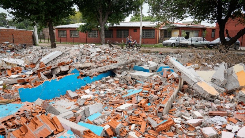 Las casas derrumbadas frente a la escuela Champagnat para ampliar la calle Rueda: las familias fueron reubicadas.