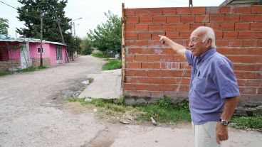 Horacio Magaldi explica cómo seguirá la urbanización: esa vivienda no estará y la traza hoy torcida quedará recta.