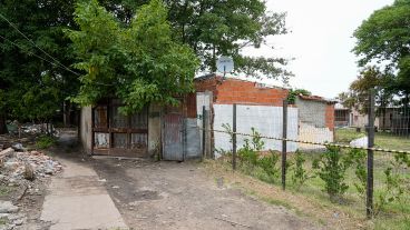 El cerco en la parte de atrás de la escuela, lo que será Virasoro, y las casas que aún persisten dentro del predio.