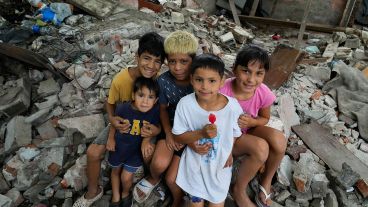 Jugar entre escombros. La apertura de calles y la presencia estatal habilitan recuperar los espacios públicos.