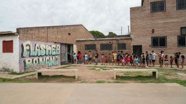 En verano, entre 100 y 120 personas comen de lunes a viernes. Durante el ciclo lectivo, cocinan 400 raciones.