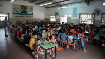 Guiso de fideos y pan de elaboración propia. La Champagnat tiene panadería.