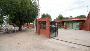 Después de Lima, Rueda dobla un poco y aparece la escuela, que con la urbanización recuperá parte del terreno ocupado.