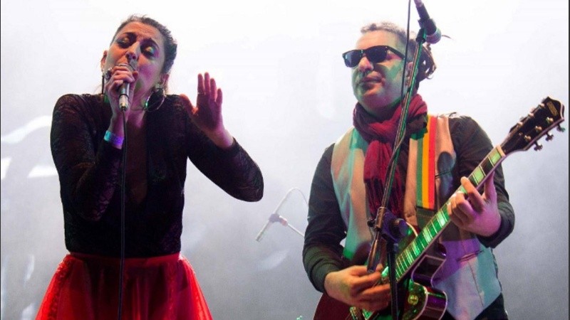 The Acoustics, integrado por Eugenia Craviotto y Charly Bertolin.