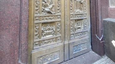 Así estaba la puerta este jueves a las 8, antes del robo