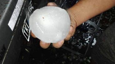 Piedras enormes cayeron en la ciudad de Villa Mercedes.