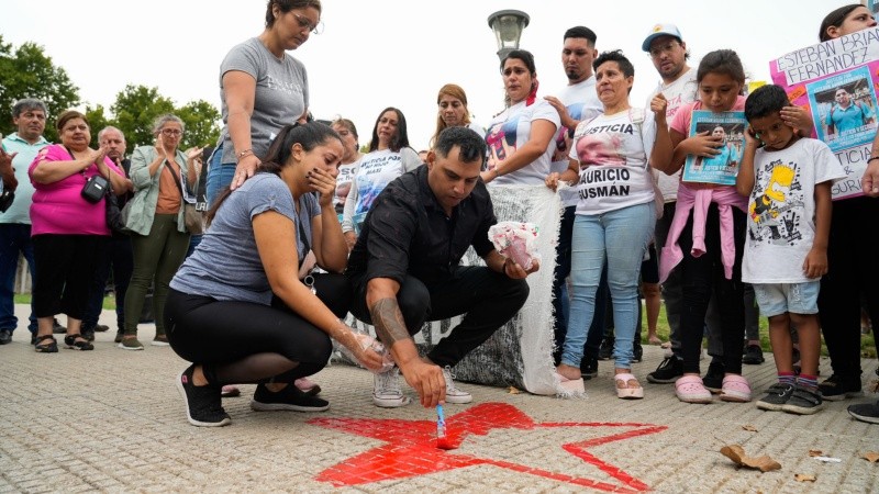 Familiares, amigos, compañeros de trabajo y clientes se manifiestan frente al Centro de Justicia Penal.