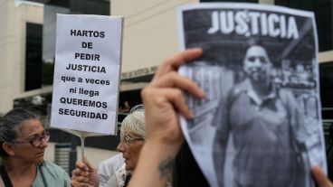 Familiares, amigos, compañeros de trabajo y clientes se manifiestan frente al Centro de Justicia Penal.