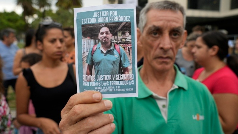 Familiares, amigos, compañeros de trabajo y clientes se manifiestan frente al Centro de Justicia Penal.