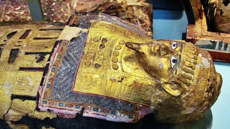 Los restos de una persona momificada que se pueden encontrar en el museo.