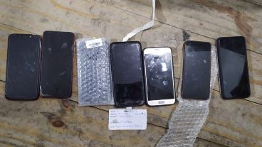 Los siete teléfonos que estaban escondidos en el baño de celadores del pabellón 11 de Coronda.