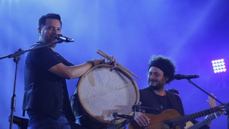 Jorge Rojas y Raly Barrionuevo en el escenario de Cosquín