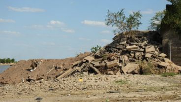 El trabajo de las máquinas y los escombros que ganan espacio al río: parte de la denuncia.
