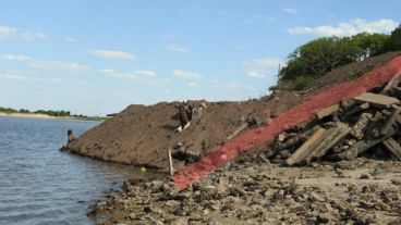 El trabajo de las máquinas y los escombros que ganan espacio al río: parte de la denuncia.