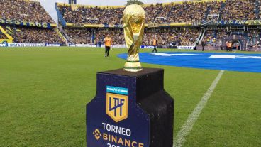 La imagen del trofeo en el Gigante de Arroyito.